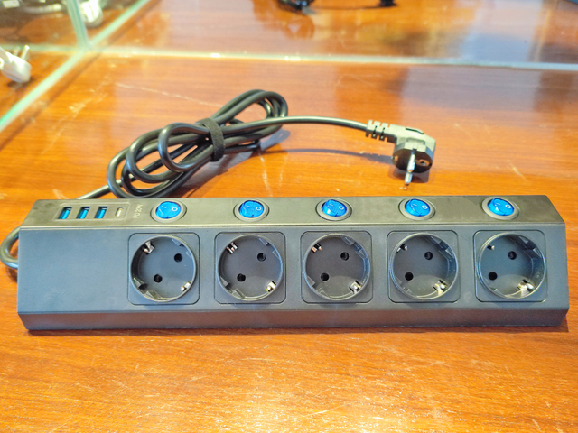 German 5 Outlet Independent Switch Power Strip with Type C Charger